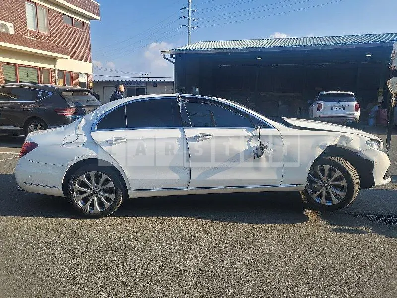 Photo 2 of 15: 2019 Mercedes-Benz E220 d 4Matic, VIN WDDZF0FB8KA533585 — Korean insurance auction