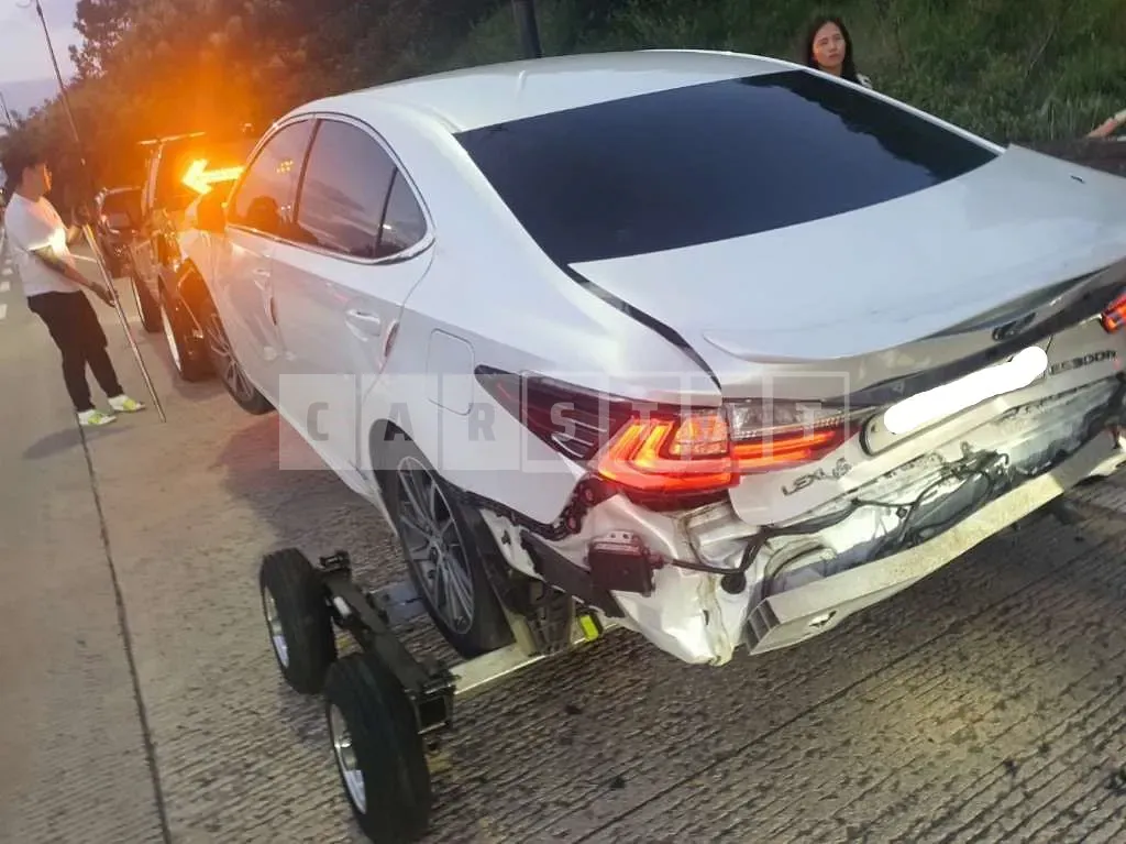 Photo 2 of 14: 2018 Lexus ES300h, VIN JTHBW1GG9J2175724 — Korean insurance auction