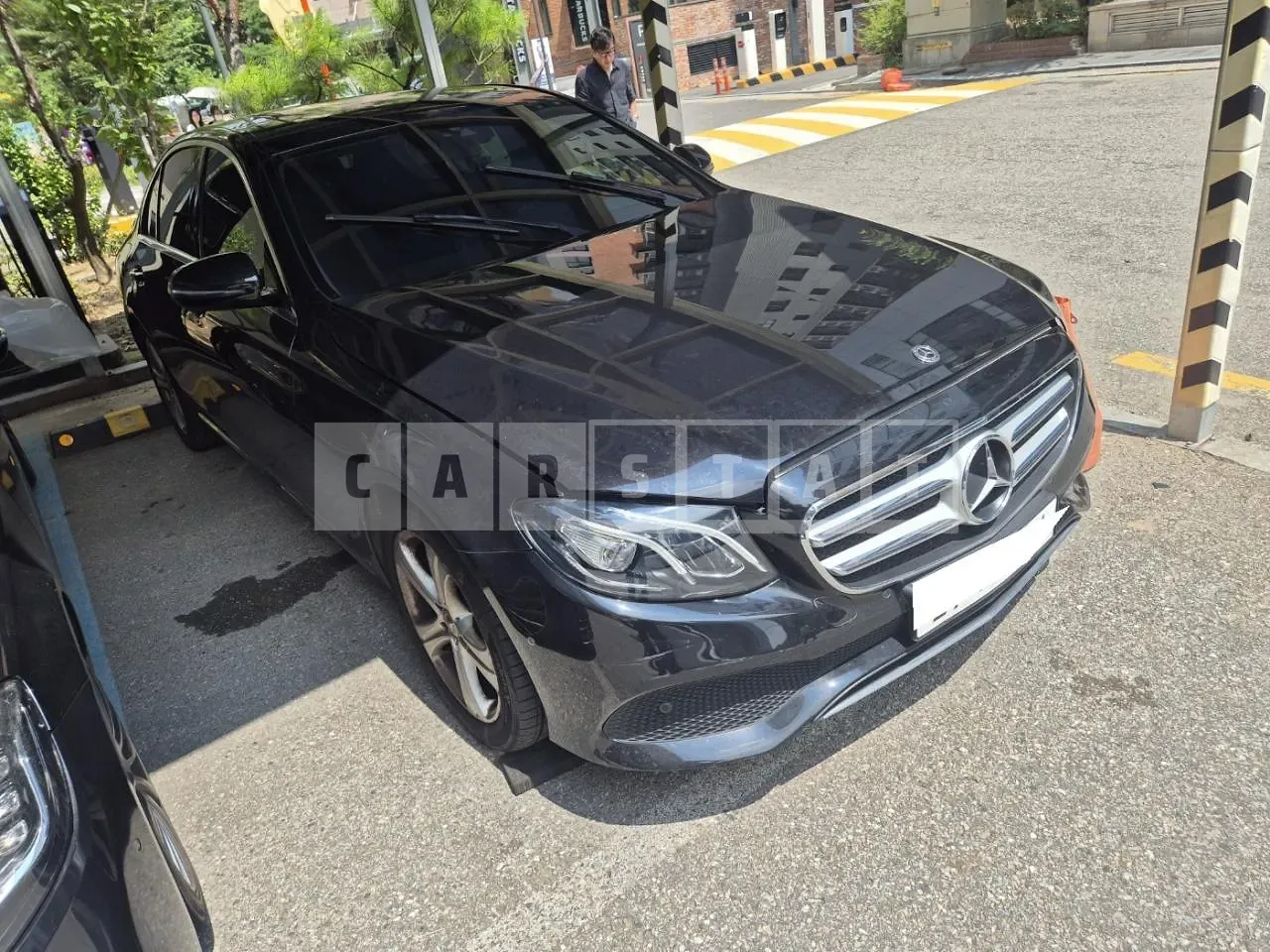 Photo 2 of 9: 2018 Mercedes-Benz E200, VIN WDDZF4CB9JA424806 — Korean insurance auction