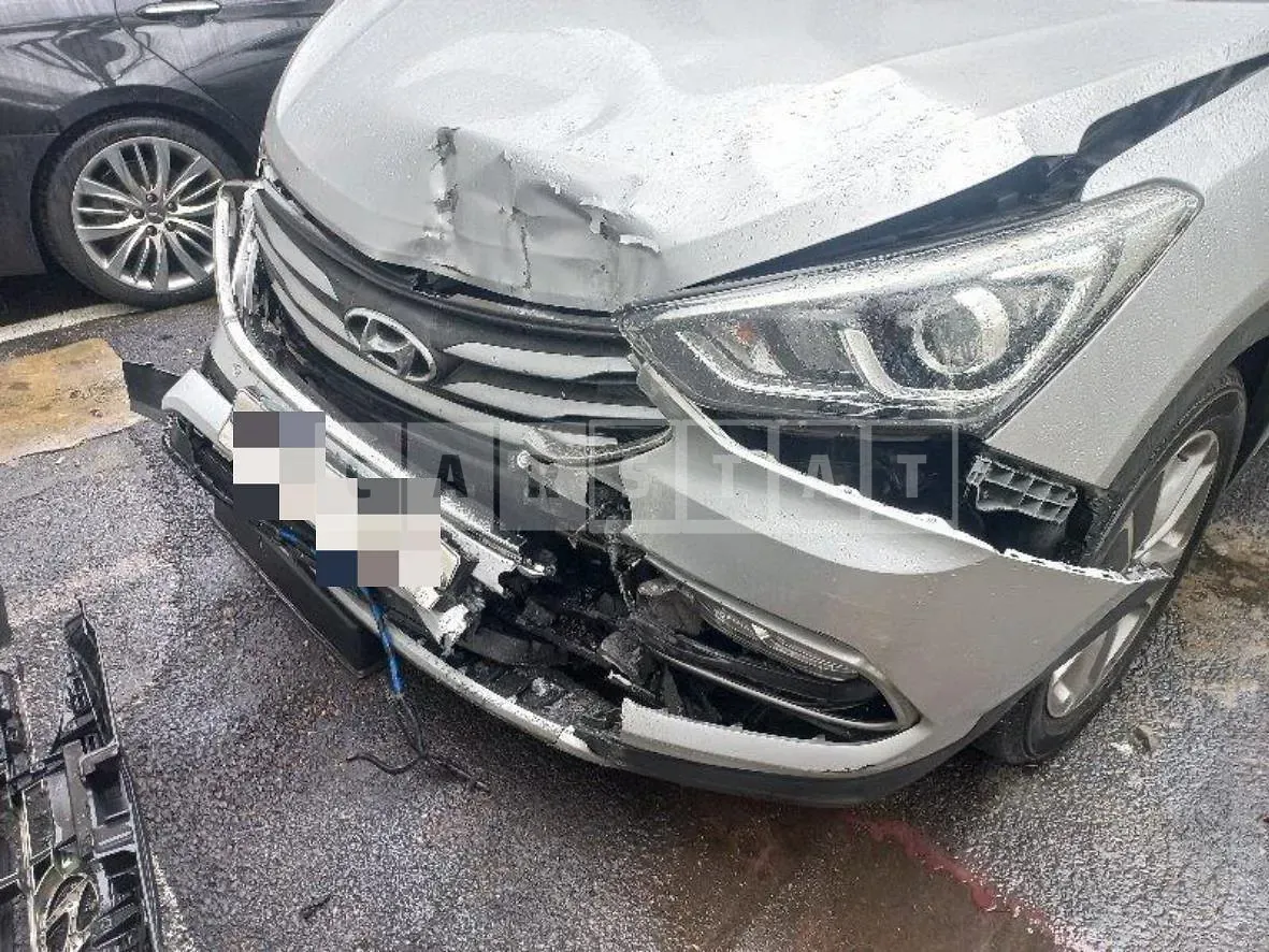 Photo 2 of 13: 2016 Hyundai Santa Fe 2.0, VIN KMHSW81UBHU736483 — Korean insurance auction
