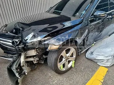 Photo 1 of 10: 2018 Mercedes-Benz E 200, VIN WDDZF4CB5JA334035 — Korean insurance auction