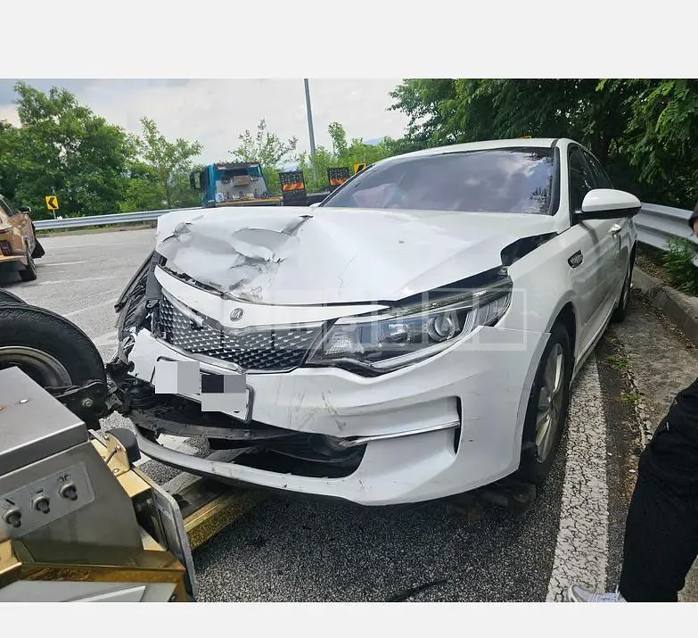 Photo 2 of 4: 2015 Kia K5 — Korean insurance auction