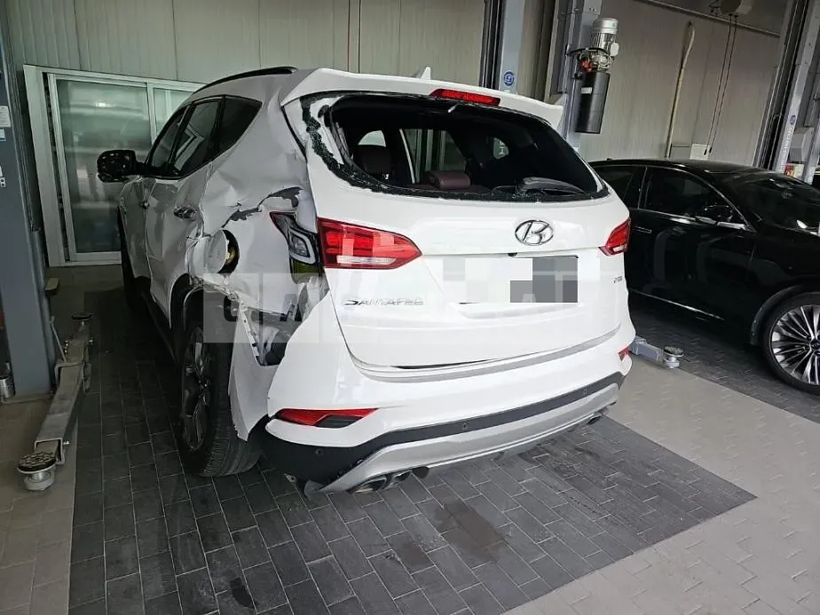 Photo 2 of 35: 2017 Hyundai Santa Fe Diesel E-VGT R2.0 (2WD), VIN KMHSW81UBJU771598 — Korean insurance auction