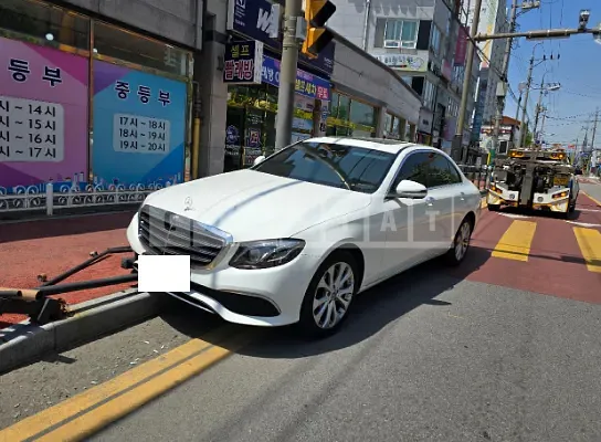 Photo 2 of 22: 2018 Mercedes-Benz E300 4Matic — Korean insurance auction