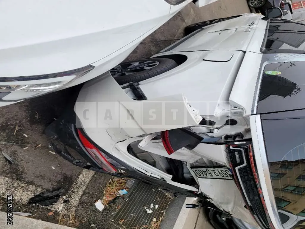 Photo 2 of 17: 2021 Kia Carnival, VIN KNANC81BBMS057431 — Korean insurance auction