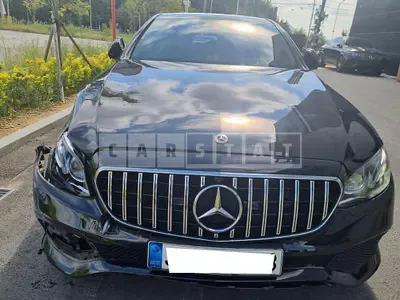 Photo 1 of 14: 2019 Mercedes-Benz E300 4Matic, VIN WDDZF4KB1KA670090 — Korean insurance auction