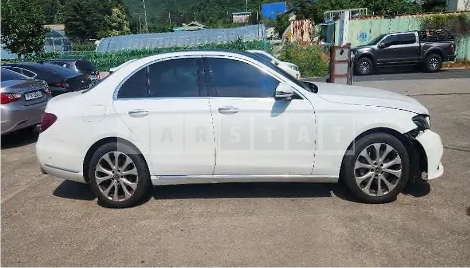 Photo 2 of 11: 2019 Mercedes-Benz E300 — Korean insurance auction