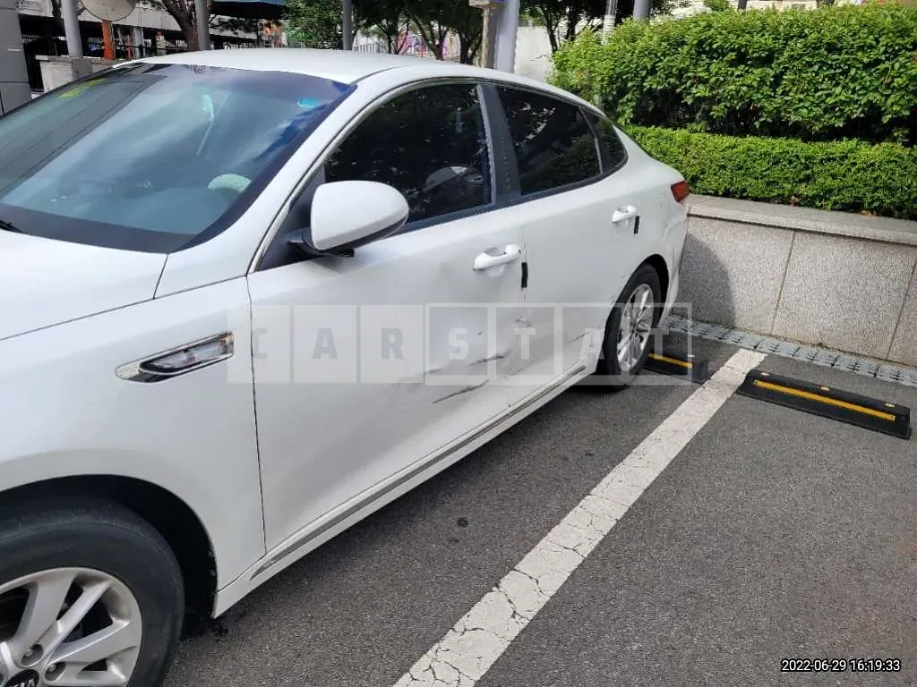 Photo 2 of 4: 2018 Kia K5, VIN KNAGS416BJA180994 — Korean insurance auction
