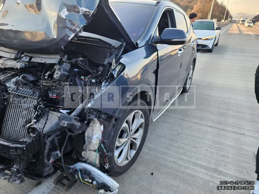 Photo 2 of 9: 2015 Hyundai Santa Fe, VIN KMHSW81UBFU370548 — Korean insurance auction