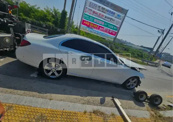Photo 2 of 2: 2017 Mercedes-Benz E220d, VIN WDDZF0EB3HA064562 — Korean insurance auction