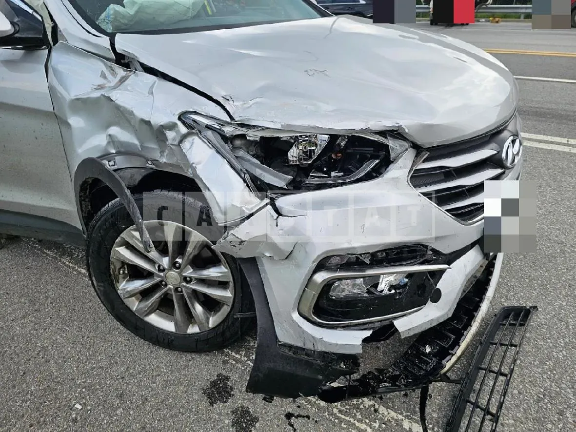 Photo 2 of 13: 2016 Hyundai Santa Fe DM, VIN KMHSU81UBGU632218 — Korean insurance auction