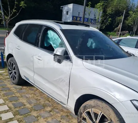 Photo 2 of 10: 2019 Volvo XC60 T8AWD — Korean insurance auction