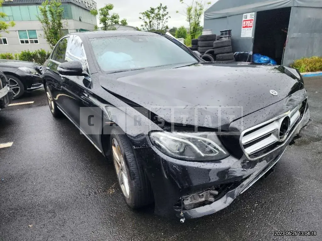 Photo 2 of 28: 2018 Mercedes-Benz E 200, VIN WDDZF4CB6JA445726 — Korean insurance auction