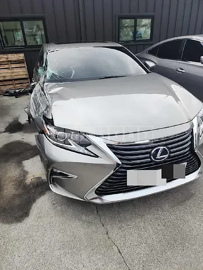 Photo 1 of 34: 2018 Lexus ES300h — Korean insurance auction