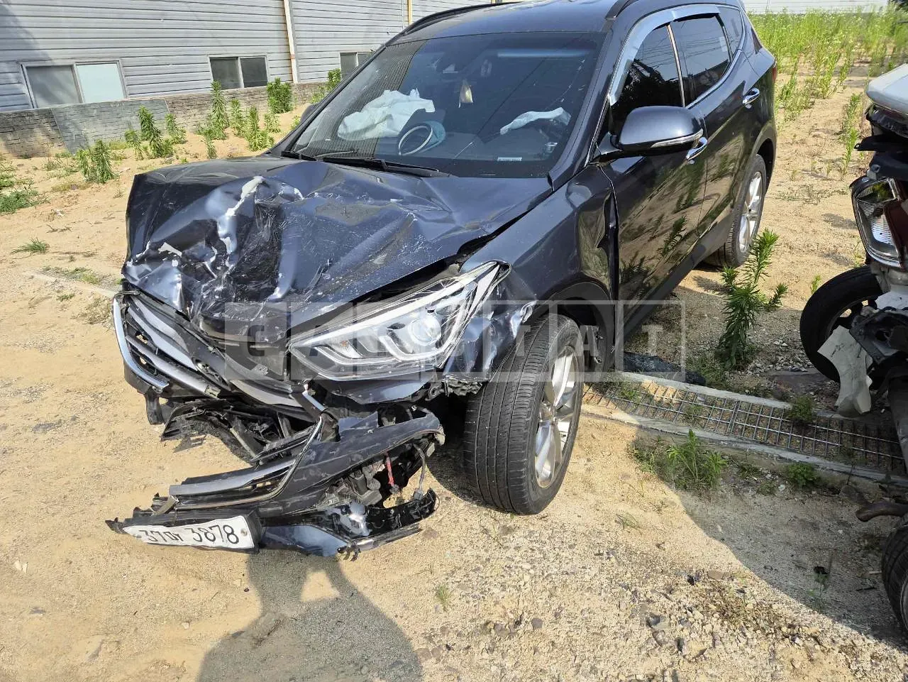 Photo 2 of 13: 2015 Hyundai Santa Fe, VIN KMHSW81UDGU591769 — Korean insurance auction