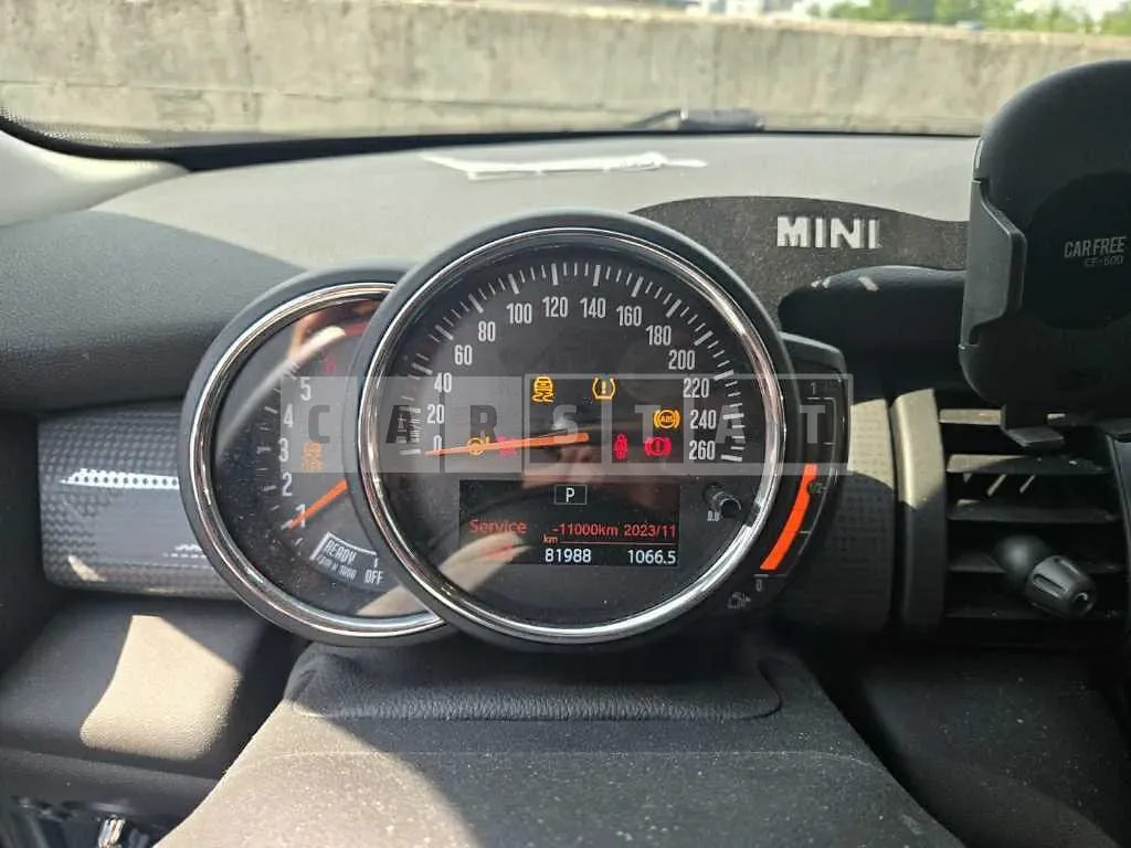 Photo 2 of 5: 2017 MINI 미니 쿠퍼 D 파이브-도어 — Korean insurance auction