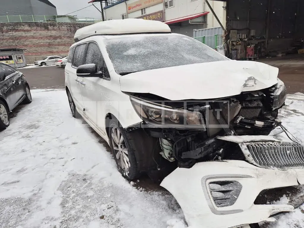 Photo 2 of 22: 2018 Kia Carnival Limousine, VIN KNAME81ABKS449788 — Korean insurance auction