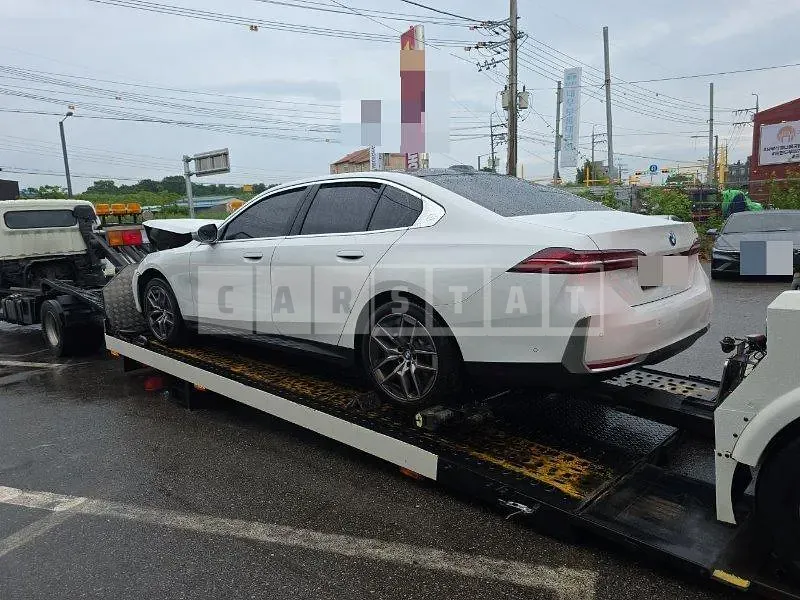 Photo 2 of 30: 2023 BMW 520i — Korean insurance auction