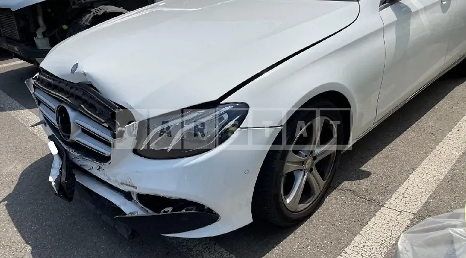 Photo 2 of 30: 2017 Mercedes-Benz E 200, VIN WDDZF4CBXHA114853 — Korean insurance auction