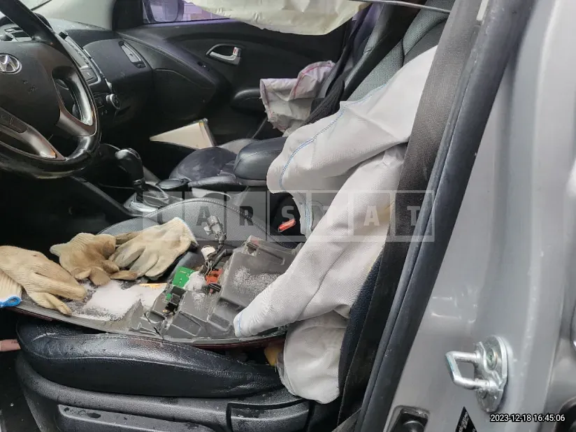 Photo 2 of 29: 2015 Hyundai Tucson ix, VIN KMHJT81VBFU024506 — Korean insurance auction
