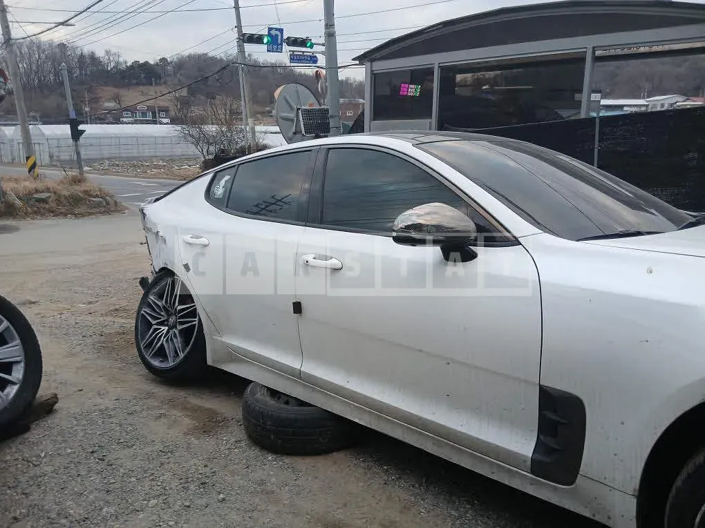 Photo 2 of 12: 2017 Kia Stinger, VIN KNAE751CDJS003078 — Korean insurance auction