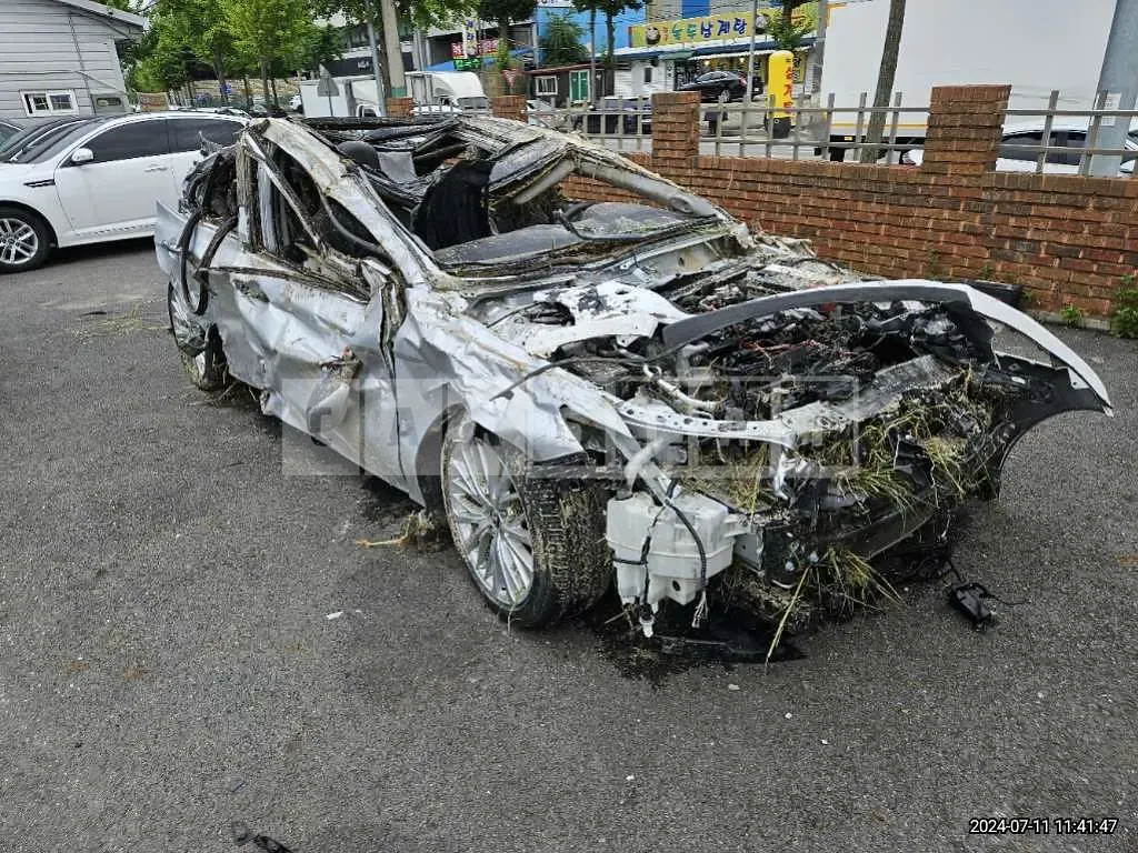 Photo 2 of 7: 2019 Toyota Camry — Korean insurance auction