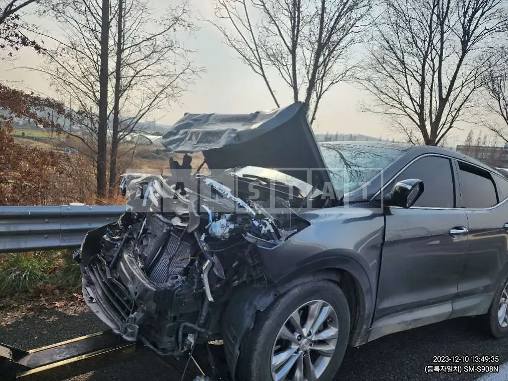 Photo 2 of 6: 2016 Hyundai Santa Fe, VIN KMHSU81UBGU574367 — Korean insurance auction