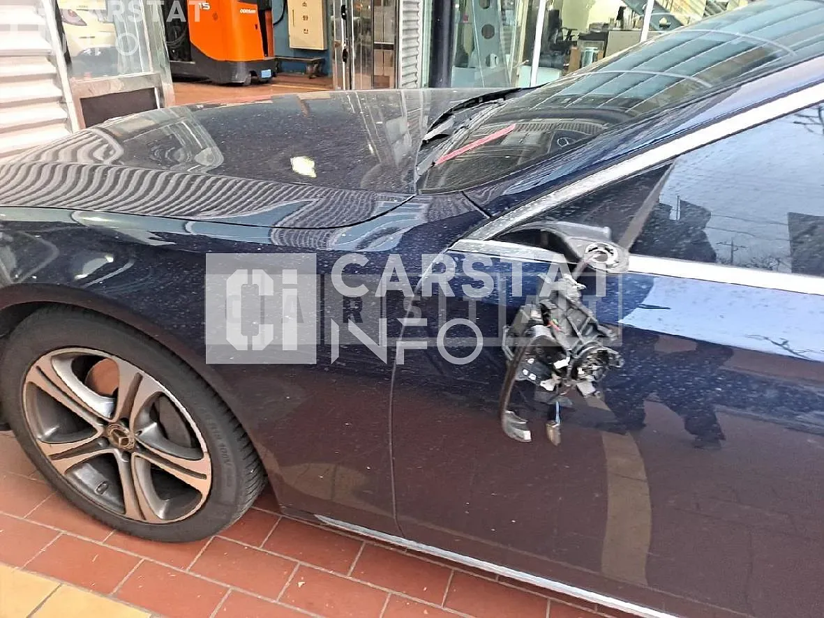 Photo 2 of 14: 2019 Mercedes-Benz E 300, VIN WDDZF4JB2KA695033 — Korean insurance auction