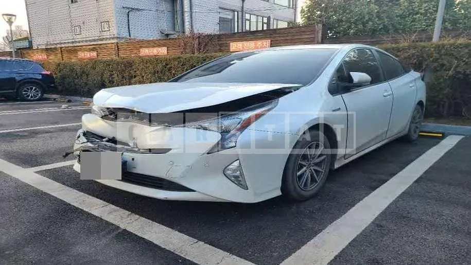 Photo 2 of 24: 2018 Toyota Prius — Korean insurance auction
