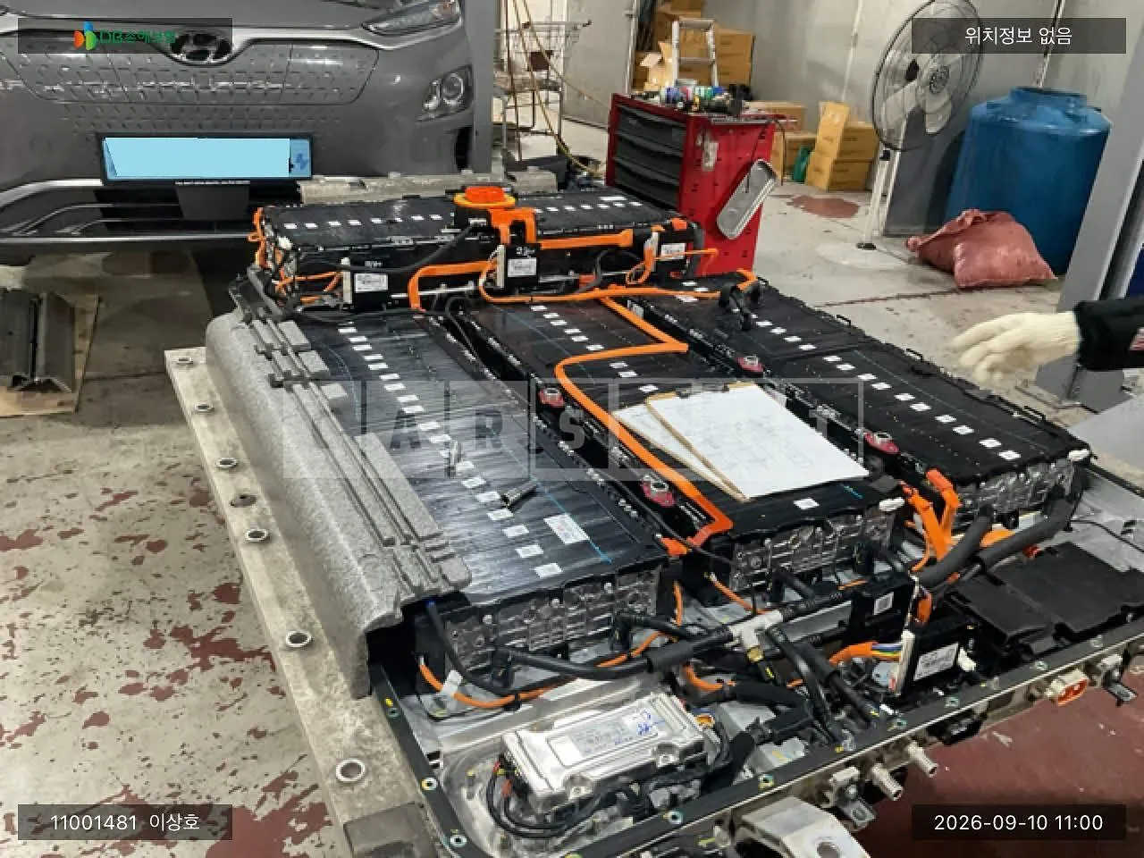 Photo 2 of 17: 2019 Hyundai Kona Electric, VIN KMHK281GFKU026507 — Korean insurance auction