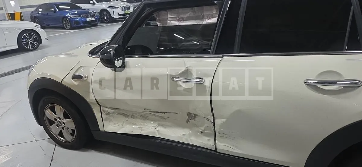 Photo 2 of 11: 2020 MINI Cooper Five-Door — Korean insurance auction