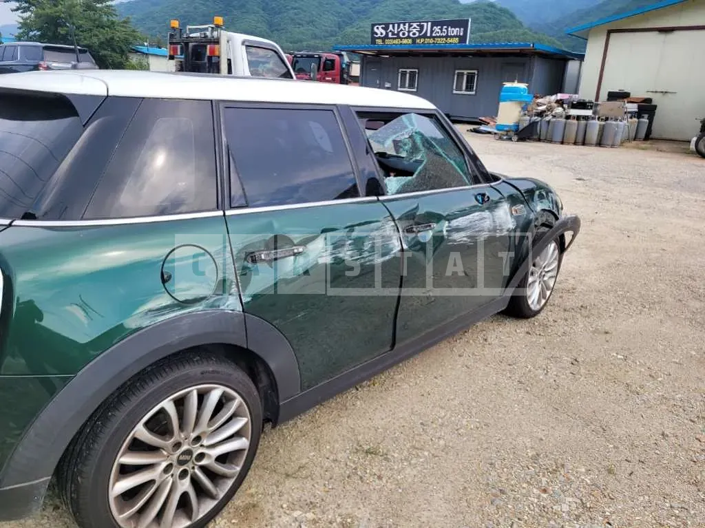 Photo 2 of 4: 2016 MINI Cooper D Five-Door — Korean insurance auction