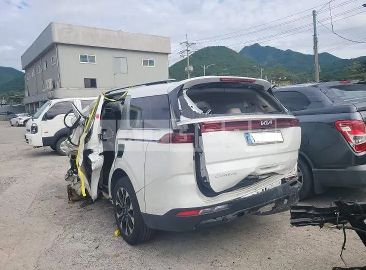 Photo 2 of 8: 2022 Kia Carnival, VIN KNANB81BBPS226594 — Korean insurance auction