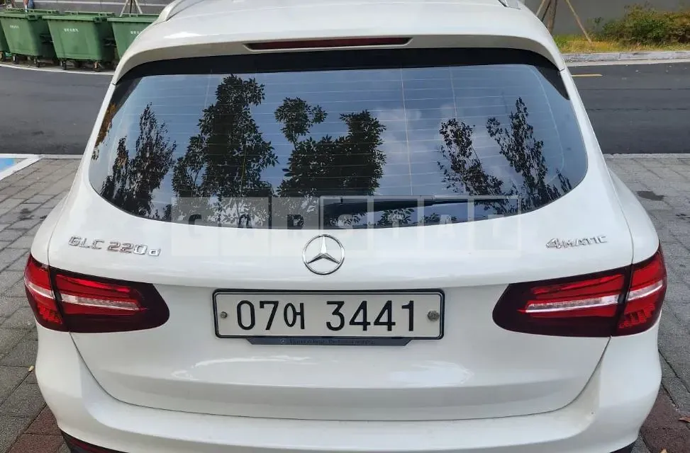 Photo 2 of 5: 2017 Mercedes-Benz GLC220 d 4Matic — Korean insurance auction