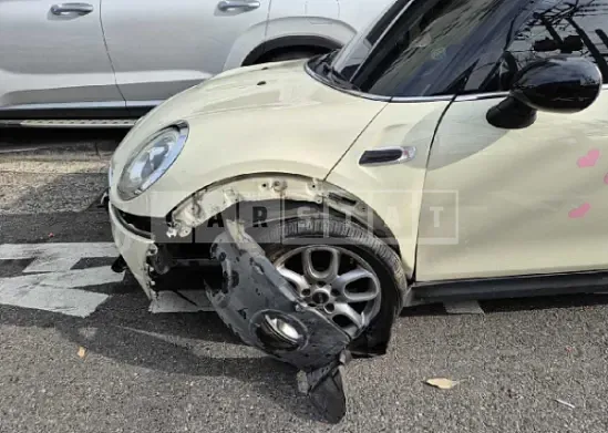 Photo 2 of 10: 2018 MINI Cooper D — Korean insurance auction