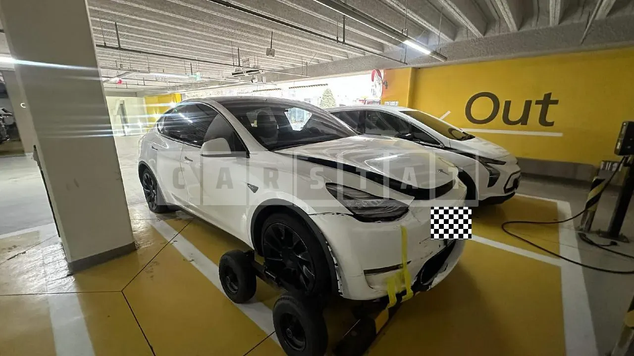 Photo 2 of 18: 2023 Tesla Model Y Long Range, VIN 7SAYGDEE3NF566630 — Korean insurance auction