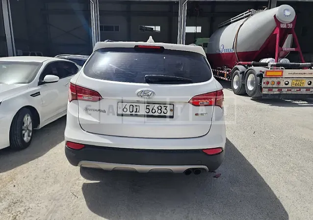 Photo 2 of 33: 2015 Hyundai Santa Fe, VIN KMHSW81UBFU302574 — Korean insurance auction
