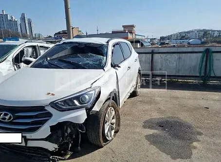 Photo 2 of 15: 2018 Hyundai Santa Fe, VIN KMHSW81UBJU791337 — Korean insurance auction