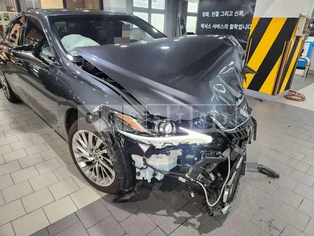 Photo 2 of 8: 2023 Lexus ES300h — Korean insurance auction