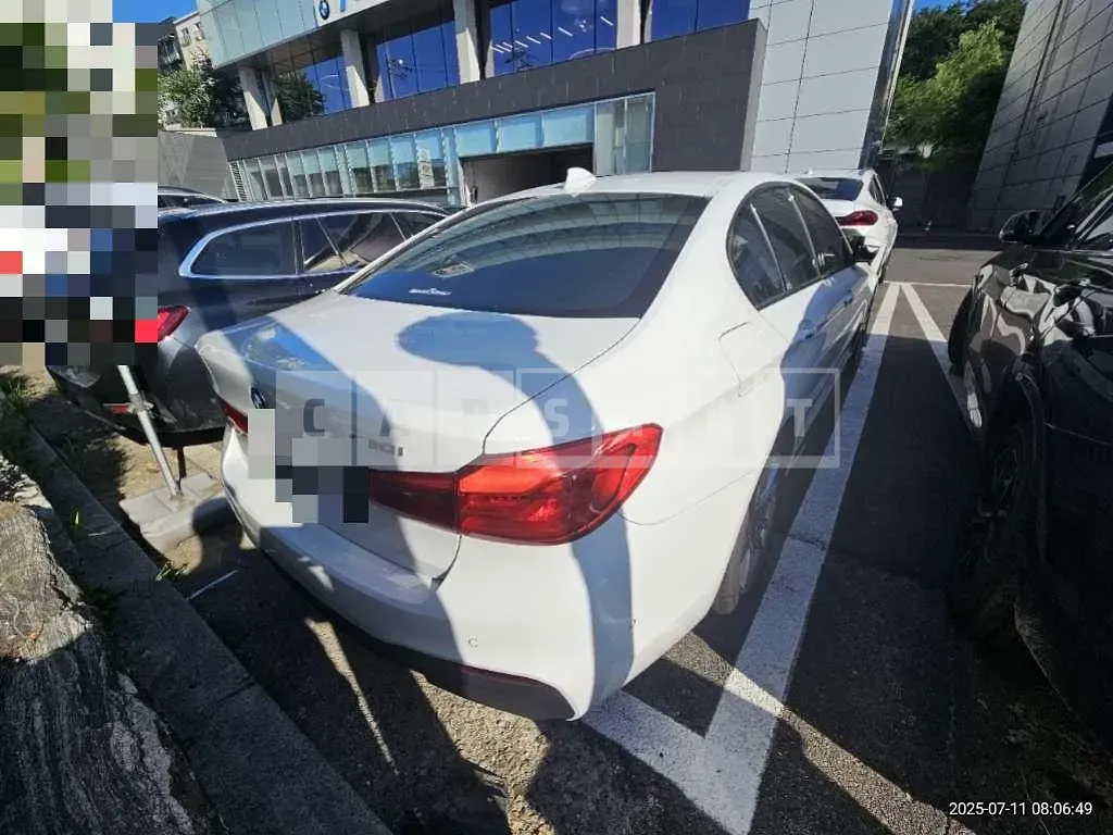 Photo 2 of 10: 2017 BMW 530i — Korean insurance auction