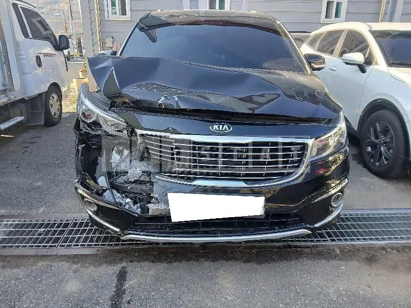 Photo 2 of 26: 2017 Kia Carnival, VIN KNAME81ABHS336390 — Korean insurance auction