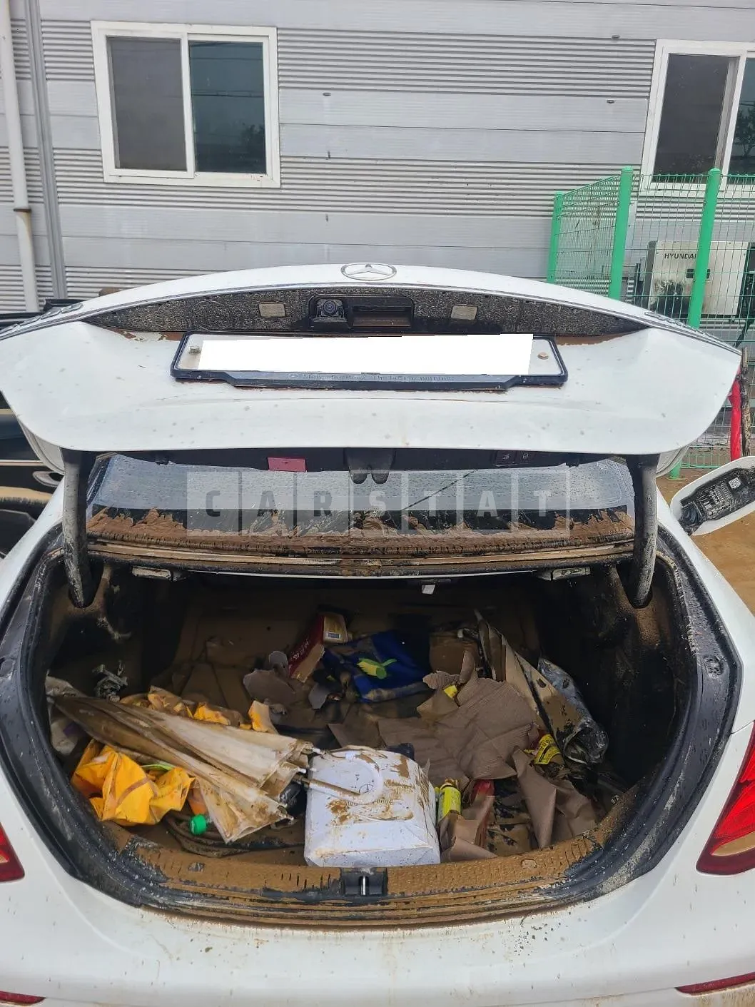 Photo 2 of 4: 2018 Mercedes-Benz E300 4Matic, VIN WDDZF4KB4JA384510 — Korean insurance auction