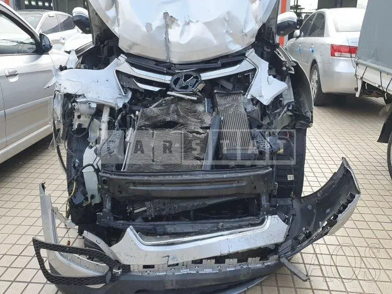 Photo 2 of 32: 2015 Hyundai Santa Fe, VIN KMHSW81UBFU464814 — Korean insurance auction
