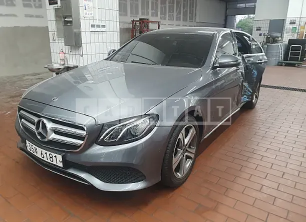 Photo 2 of 26: 2019 Mercedes-Benz E 300, VIN WDDZF4JB5KA644738 — Korean insurance auction