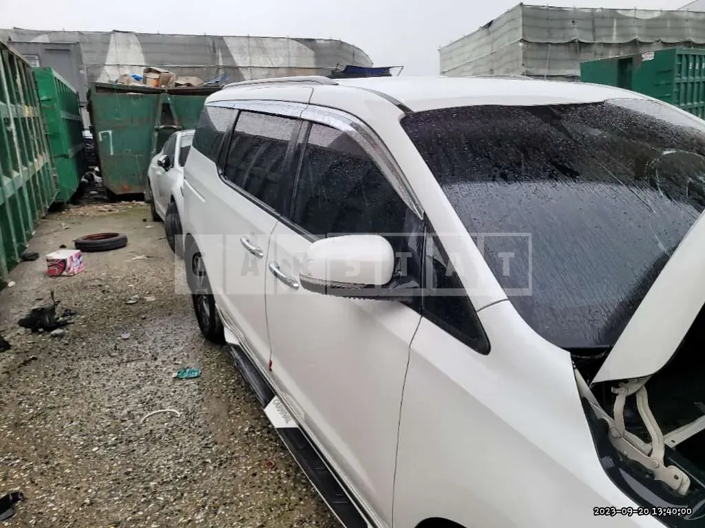 Photo 2 of 17: 2015 Kia Carnival, VIN KNAMB81ABFS010533 — Korean insurance auction