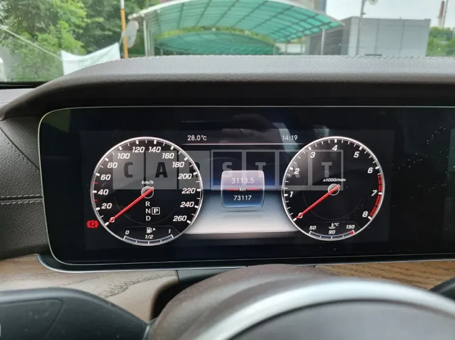 Photo 2 of 12: 2020 Mercedes-Benz E 300 4Matic, VIN WDDZF4KB5LA708339 — Korean insurance auction