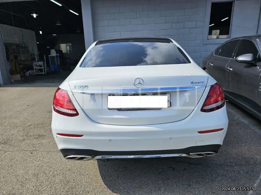 Photo 2 of 42: 2017 Mercedes-Benz E 300 — Korean insurance auction