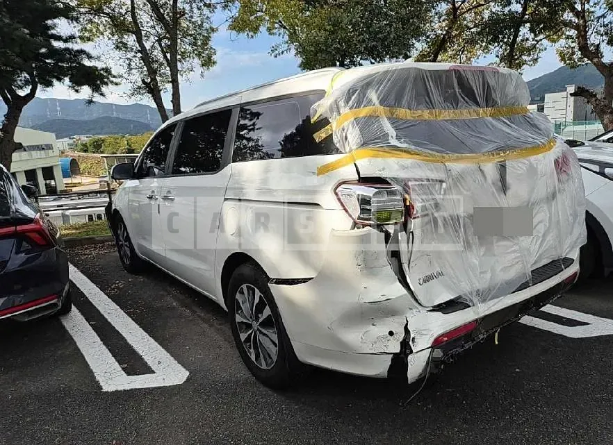 Photo 2 of 44: 2017 Kia Carnivals, VIN KNAMB81ABJS388517 — Korean insurance auction