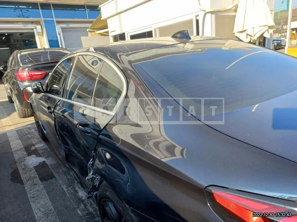 Photo 2 of 36: 2022 BMW 520i — Korean insurance auction