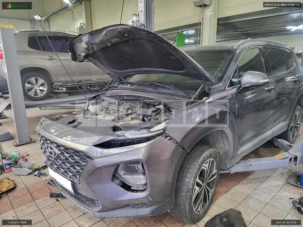 Photo 2 of 18: 2018 Hyundai Santa Fe, VIN KMHS381BBKU070833 — Korean insurance auction